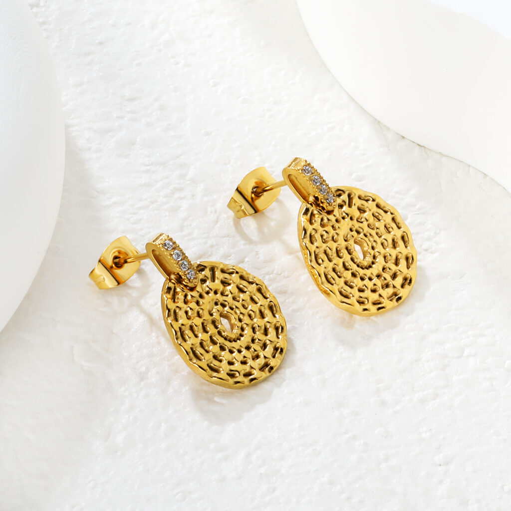 Coral earrings in Gold