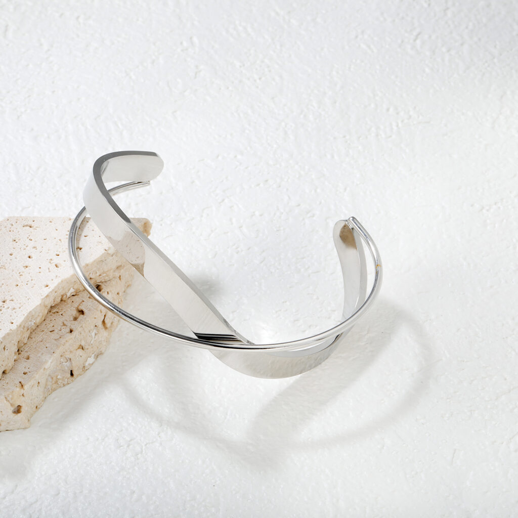 Crossing Bangle in steel color
